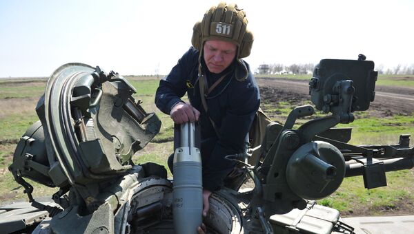 Экипаж танка Т-72 Б1 150-й мотострелковой дивизии производят заряжение снарядов перед началом учебных стрельб на полигоне Кадамовский