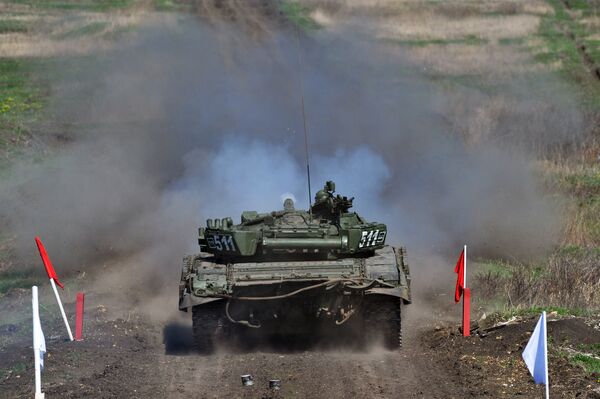 Танк Т-72 Б1 150-й мотострелковой дивизии во время учебных стрельб на полигоне Кадамовский в Ростовской област