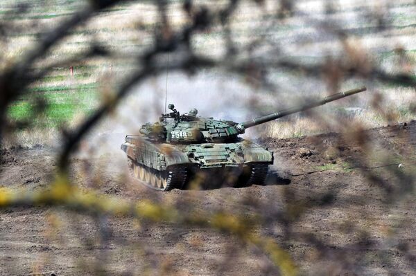 Танк Т-72 Б1 150-й мотострелковой дивизии во время учебных стрельб на полигоне Кадамовский в Ростовской области