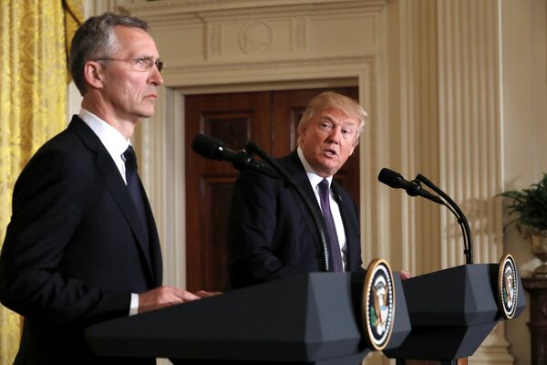 Генсек НАТО Йенс Столтенберг и президент США Дональд Трамп во время пресс-конференции в Вашингтоне, США. 12 апреля 2017 года Генсек НАТО Йенс Столтенберг и президент США Дональд Трамп во время пресс-конференции в Вашингтоне, США. 12 апреля 2017 года