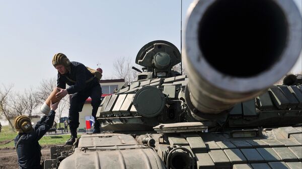 Экипаж танка Т-72 Б1 150-й мотострелковой дивизии производят заряжение снарядов перед началом учебных стрельб на полигоне Кадамовский в Ростовской области