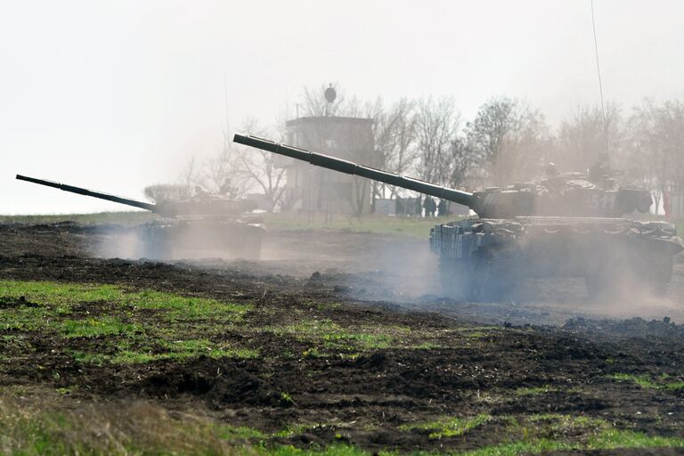 Танк Т-72 Б1 150-й мотострелковой дивизии во время учебных стрельб на полигоне Кадамовский в Ростовской области