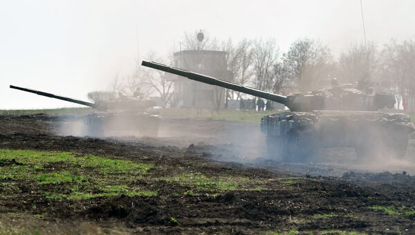 Танк Т-72 Б1 150-й мотострелковой дивизии во время учебных стрельб на полигоне Кадамовский в Ростовской области