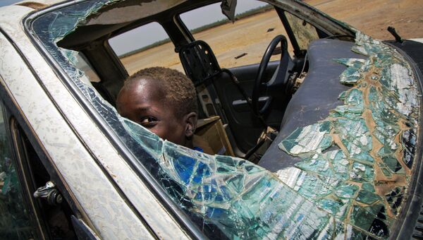 Ребенок играет внутри разрушенного автомобиля в Южном Судане. Архивное фото