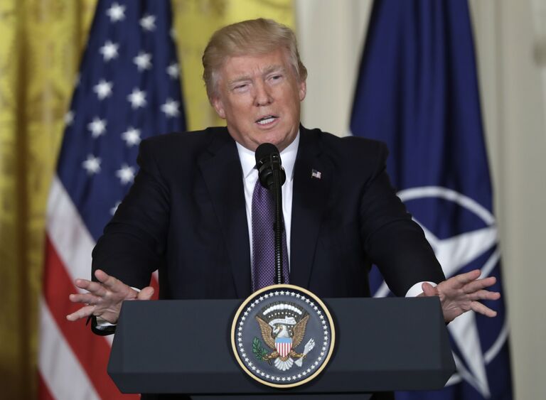 Президент США Дональд Трамп во время пресс-конференции с Генеральным секретарем НАТО Йенсом Столтенбергом в Вашингтоне Президент США Дональд Трамп во время пресс-конференции с Генеральным секретарем НАТО Йенсом Столтенбергом в Вашингтоне