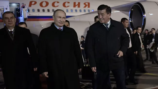 Президент РФ Владимир Путин и премьер-министр Киргизии Сооронбай Жээнбеков в аэропорту Бишкека. 14 апреля 2017