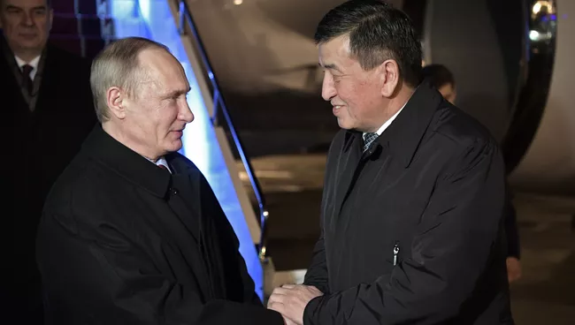 Президент РФ Владимир Путин и премьер-министр Киргизии Сооронбай Жээнбеков в аэропорту Бишкека. 14 апреля 2017