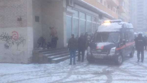 Оперативники исследовали место взрыва неизвестного предмета в руках у петербуржца Оперативники исследовали место взрыва неизвестного предмета в руках у петербуржца