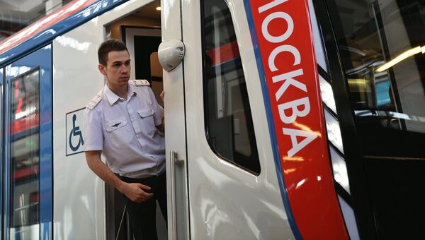 Поезд Москва в Московском метро. Архивное фото