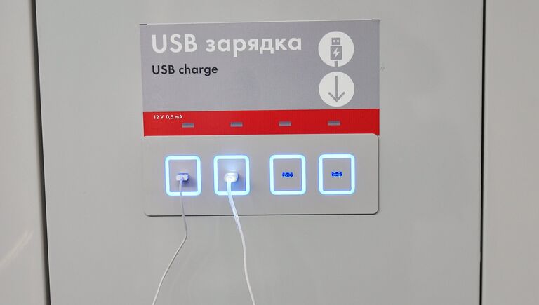 USB-зарядка в вагоне поезда Москва во время запуска на Таганско-Краснопресненской линии московского метрополитена