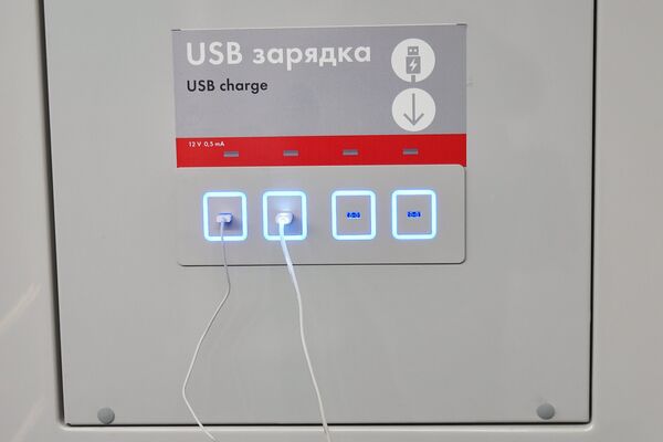 USB-зарядка в вагоне поезда Москва во время запуска на Таганско-Краснопресненской линии московского метрополитена