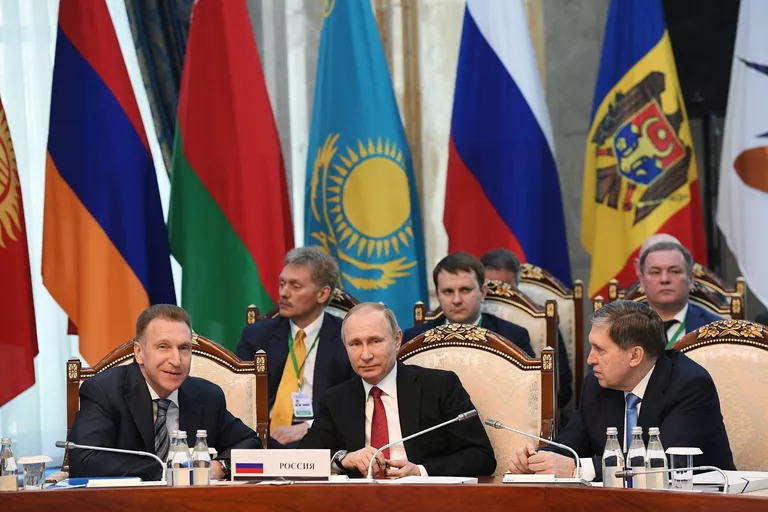 Президент РФ Владимир Путин, первый заместитель председателя правительства РФ Игорь Шувалов и помощник президента РФ Юрий Ушаков на заседании Высшего Евразийского экономического совета (ВЕЭС) в резиденции Ала-Арча в Бишкеке. 14 апреля 2017 года Президент РФ Владимир Путин, первый заместитель председателя правительства РФ Игорь Шувалов и помощник президента РФ Юрий Ушаков на заседании Высшего Евразийского экономического совета (ВЕЭС) в резиденции Ала-Арча в Бишкеке. 14 апреля 2017 года