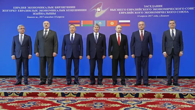 Президент РФ Владимир Путин во время совместного фотографирования участников заседания Высшего Евразийского экономического совета (ВЕЭС) в резиденции Ала-Арча в Бишкеке. 14 апреля 2017 года