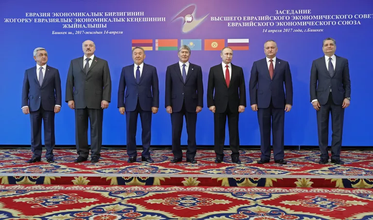 Президент РФ Владимир Путин во время совместного фотографирования участников заседания Высшего Евразийского экономического совета (ВЕЭС) в резиденции Ала-Арча в Бишкеке. 14 апреля 2017 года Президент РФ Владимир Путин во время совместного фотографирования участников заседания Высшего Евразийского экономического совета (ВЕЭС) в резиденции Ала-Арча в Бишкеке. 14 апреля 2017 года