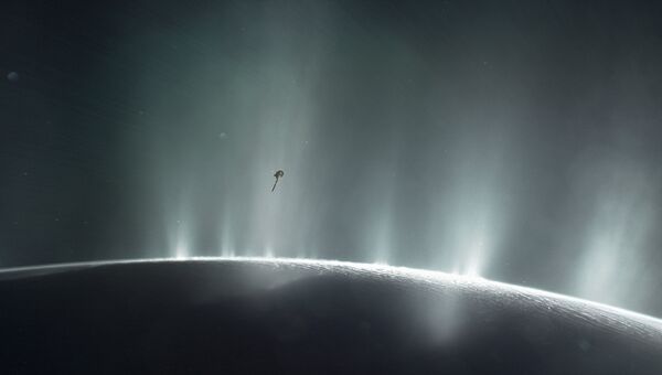 Гейзеры на южном полюсе Энцелада, снятые Кассини