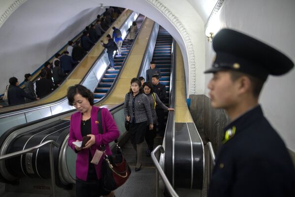 Пассажиры на эскалаторе метрополитена в Пхеньяне
