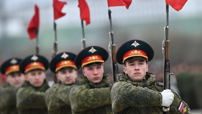 Военнослужащие во время подготовки к Параду Победы. Архивное фото