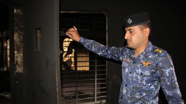 Офицер федеральной полиции Ирака осматривает камеры для заключенных в тюрьме террористов Исламского государства (организация запрещена в РФ) в западной части Мосула