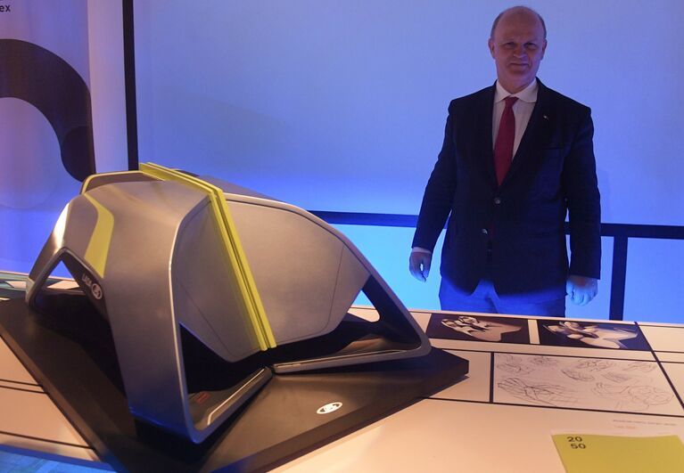 Президент компании АвтоВАЗ Николя Мор у проекта LADA 2050 на первой Московской биеннале дизайна и 23-ей выставки маркетинговых коммуникаций Дизайн и реклама