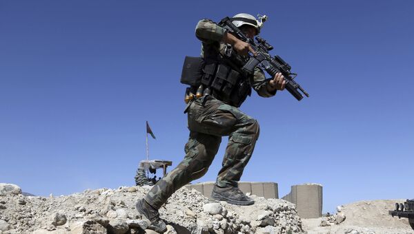 Афганский десантник недалеко от места американской бомбардировки в Афганистане, 14 апреля 2017