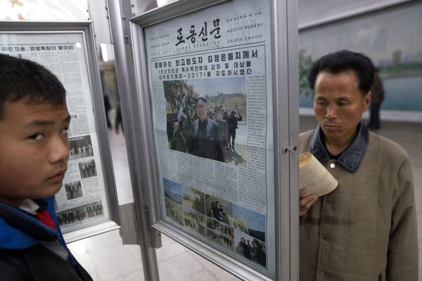 Жители Пхеньяна в метро