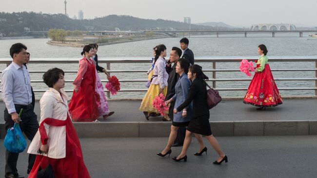 Жители города на улице Пхеньяна. Архивное фото