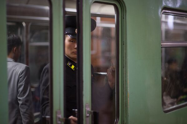 Сотрудник метрополитена Пхеньяна в вагоне поезда