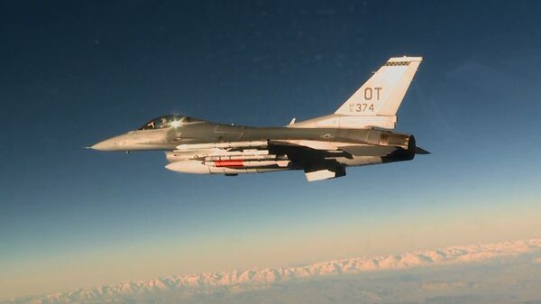 Американский истребитель F-16C с авиабомбой B61-12