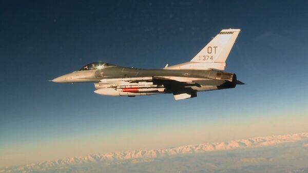 Американский истребитель F-16C с авиабомбой. Архивное фото