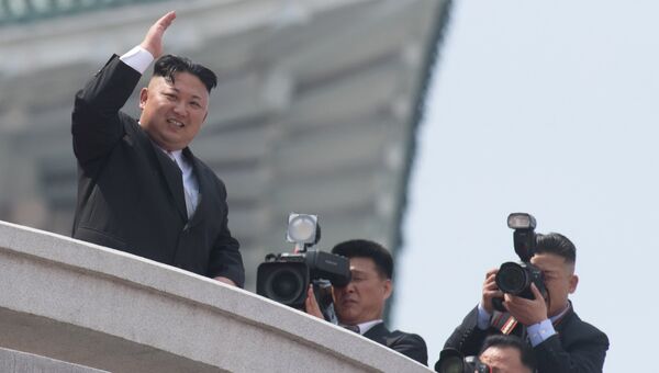 Глава КНДР Ким Чен Ын во время военного парада в Пхеньяне. Апрель 2017