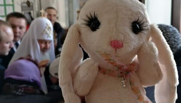 Жители Бутово подарили патриарху кролика на Пасху