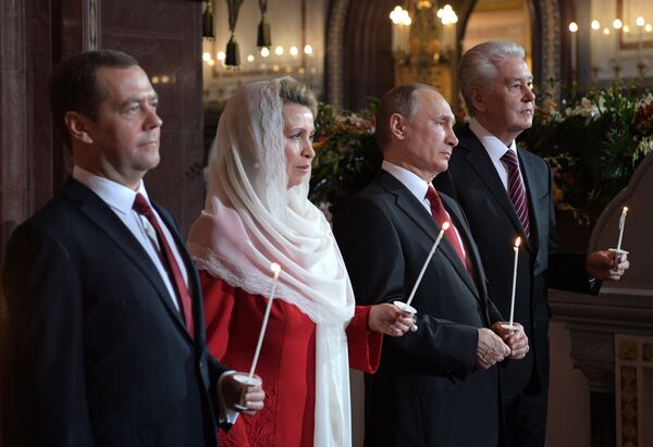 Президент РФ В. Путин и премьер-министр РФ Д. Медведев на пасхальном богослужении в храме Христа Спасителя Президент РФ В. Путин и премьер-министр РФ Д. Медведев на пасхальном богослужении в храме Христа Спасителя