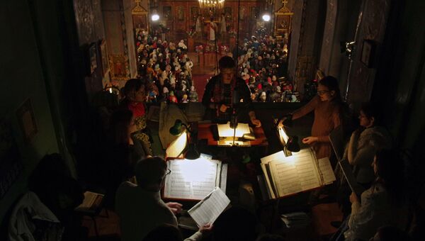 Верующие на пасхальном богослужении в Петропавловском кафедральном соборе в Симферополе