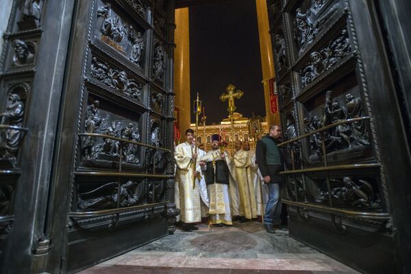 Священнослужители на пасхальном богослужении в Исаакиевском соборе в Санкт-Петербурге