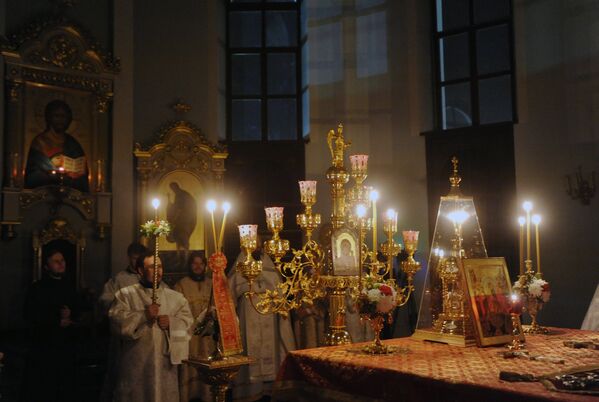 Священнослужители на пасхальном богослужении в алтаре Кафедрального собора во имя Казанской иконы Божией Матери в Чите