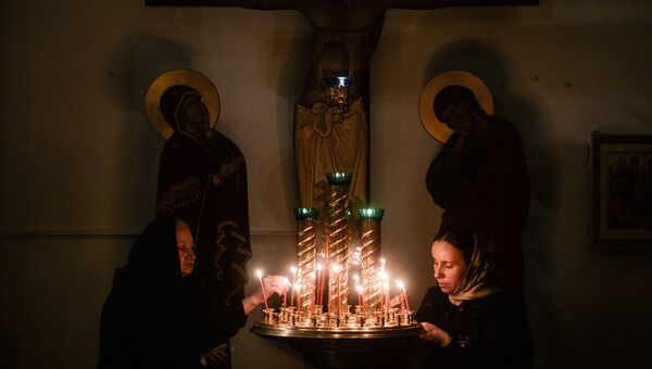 Верующие на пасхальном богослужении в Варлаамо-Хутынском Спасо-Преображенском женском монастыре в Великом Новгороде