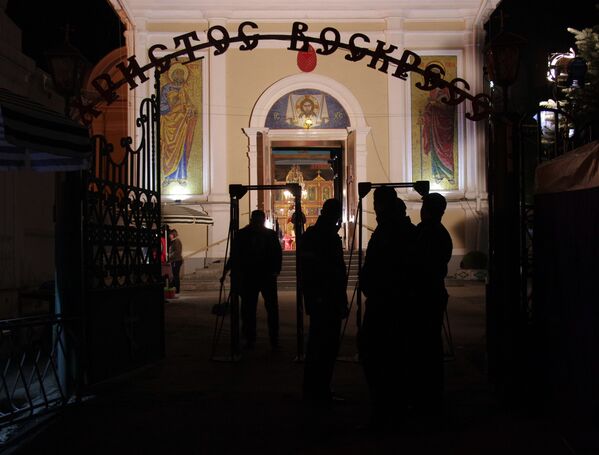 Меры безопасности во время пасхального богослужения в Петропавловском кафедральном соборе в Симферополе
