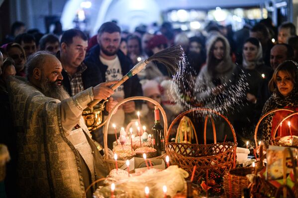Верующие во время освящения куличей и пасхальных яиц в Великую субботу в Варлаамо-Хутынском Спасо-Преображенском женском монастыре в Великом Новгороде
