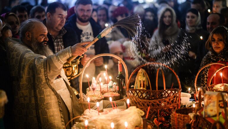 Верующие во время освящения куличей и пасхальных яиц в Великую субботу в Варлаамо-Хутынском Спасо-Преображенском женском монастыре в Великом Новгороде