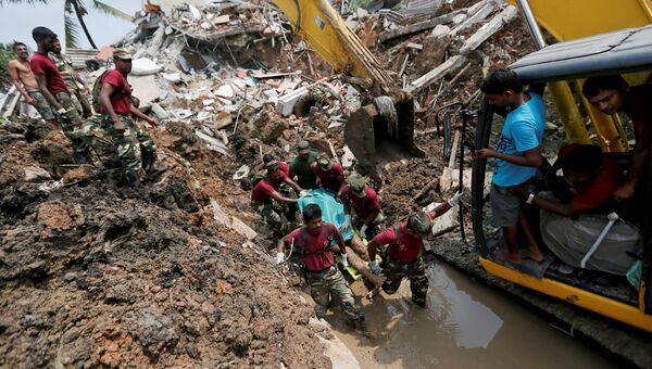 Обрушение горы мусора на трущобы в столице Шри-Ланки. 16 апреля 2017