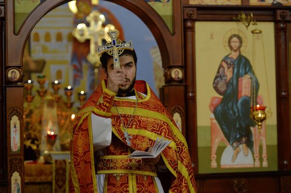 Отец Сергий во время пасхальной службы в церкви Михаила Архангела в Грозном