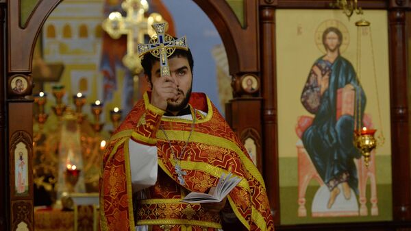 Отец Сергий во время пасхальной службы в церкви Михаила Архангела в Грозном