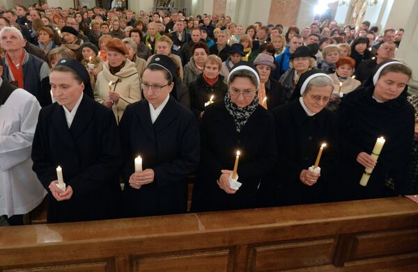 Верующие на пасхальном богослужении в архикафедральном соборе Святого Имени Пресвятой Девы Марии в Минске