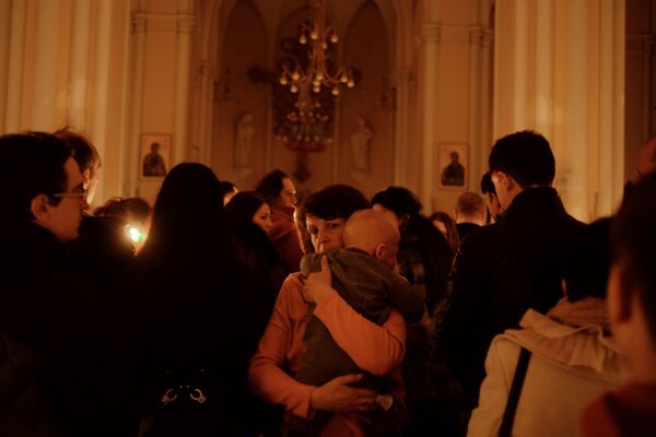 Верующие на праздновании католической Пасхи в Римско-католическом кафедральном соборе Непорочного зачатия Пресвятой Девы Марии в Москве