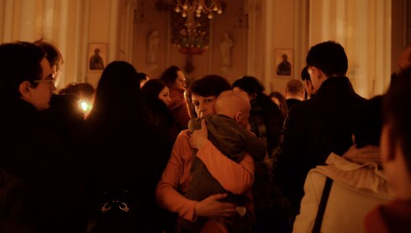 Верующие на праздновании католической Пасхи в Римско-католическом кафедральном соборе Непорочного зачатия Пресвятой Девы Марии в Москве