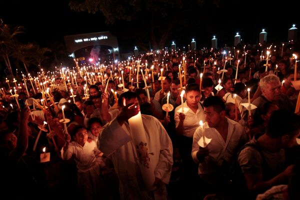 Католики принимают участие в Шествии огней в рамках празднования Святой недели в Нахуазалко, Сальвадор