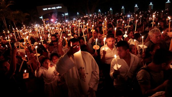 Католики принимают участие в Шествии огней в рамках празднования Святой недели в Нахуазалко, Сальвадор