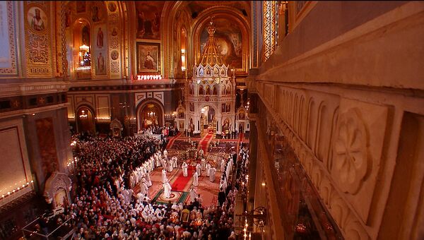 Пасхальное богослужение в Москве: молитвы, крестный ход и Благодатный огонь