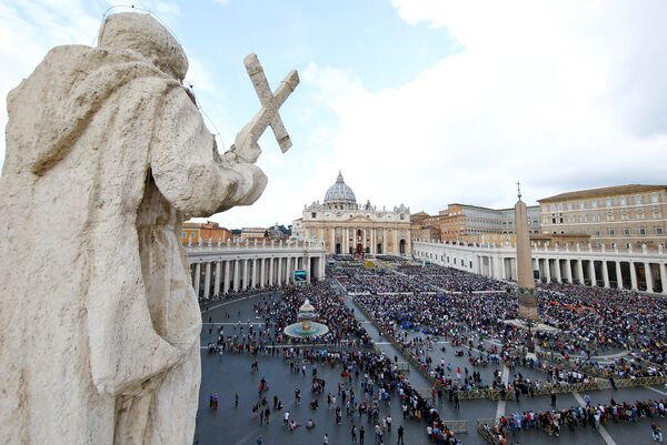 Люди на площади Святого Петра в Ватикане на пасхальной мессе