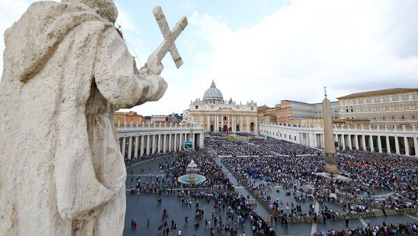 Люди на площади Святого Петра в Ватикане на пасхальной мессе